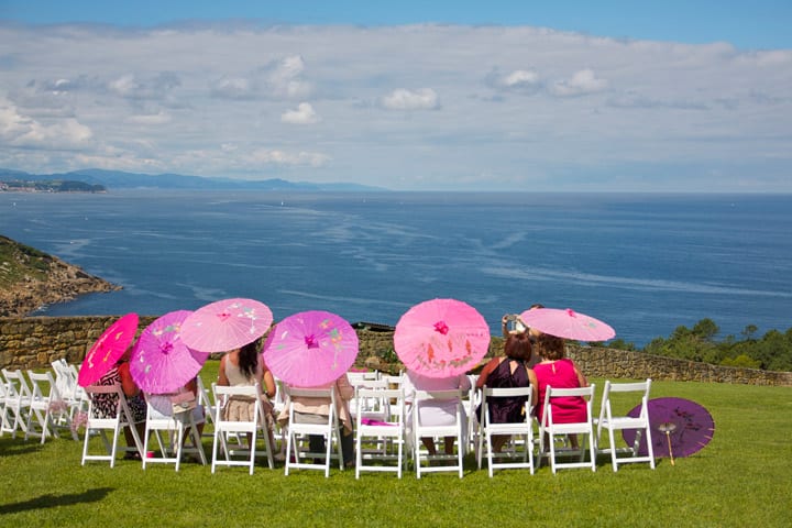 sombrillas-de-colores-Ceremonia-boda-itxasbide-decoracion-20eventos-wedding-planners-san-sebastian