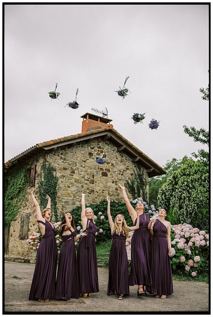 La imagen tiene un atributo ALT vacío; su nombre de archivo es 20eventos-wedding-planner-san-sebastian-destination-wedding-europe-basque-country-hotel-iturregi-getaria-bridesmaids-bouquets-1-688x1024.jpg